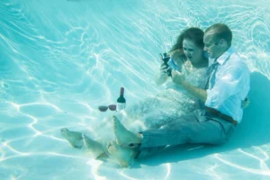 Creative underwater bride and groom portrait session in Houston TX by Houston wedding photographer Elio Photography